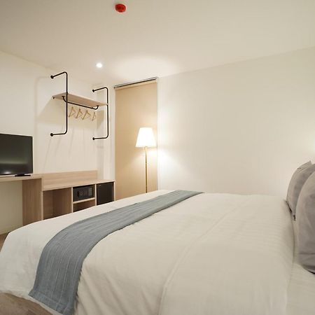 E11 Hotel - Bts Punnawithi バンコク都 エクステリア 写真